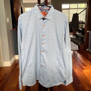 Au Noir men’s dress shirt, light blue patterned shirt with orange buttons.